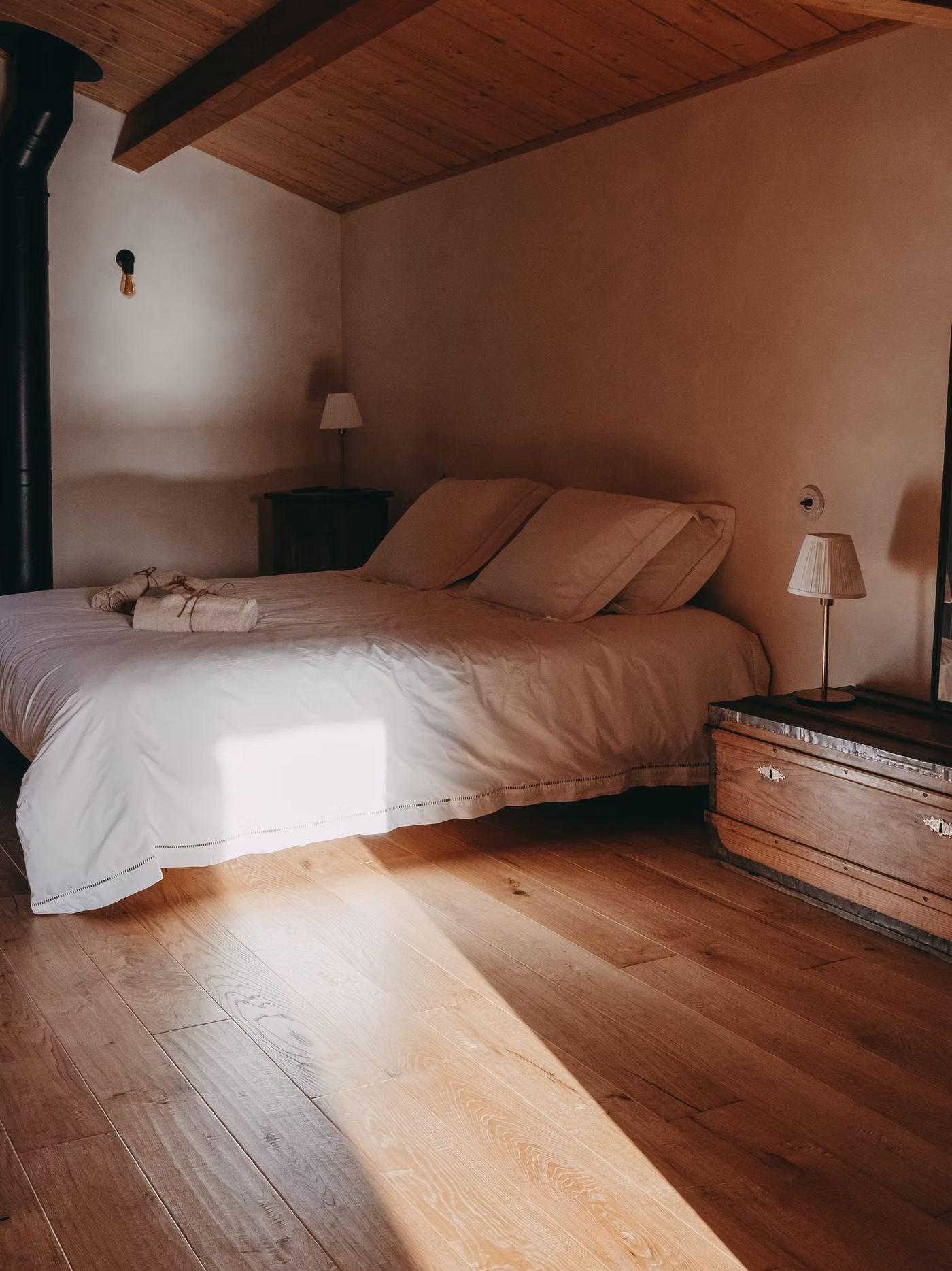 La chambre sous le toit, parquet de chêne éclairé par le soleil du soir