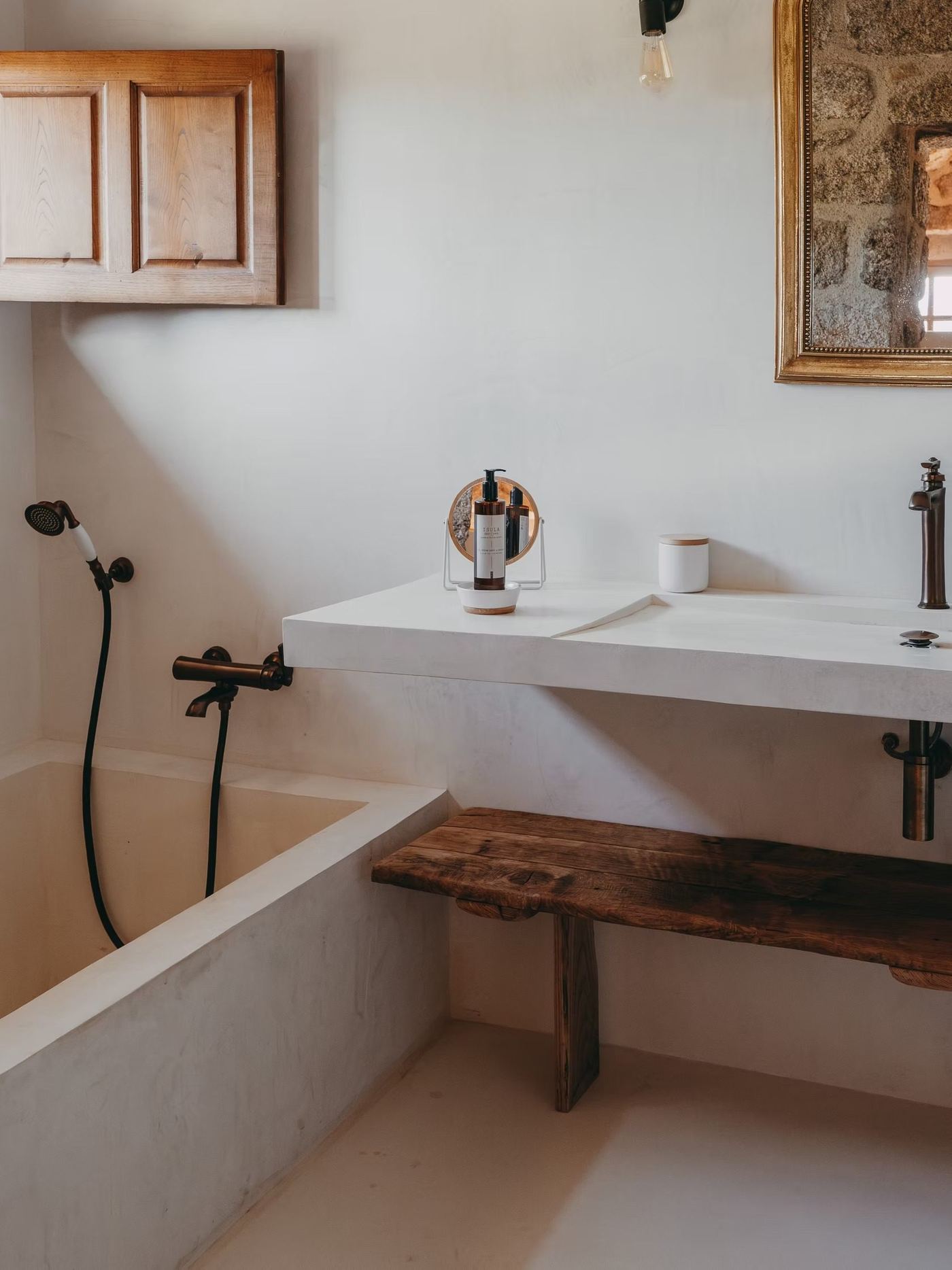 La salle de bain enduite à la chaux, baignoire maçonnée