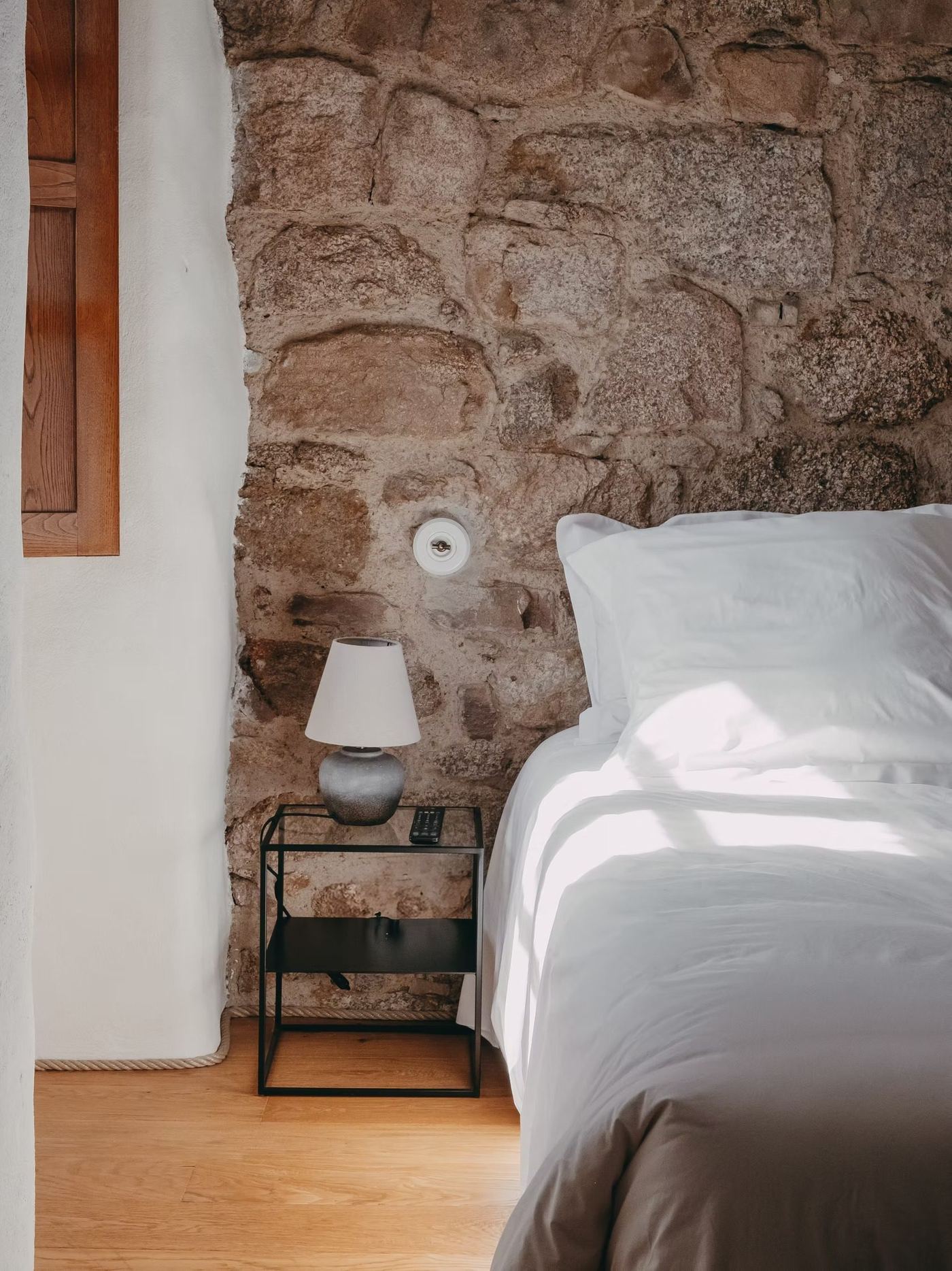 La chambre d’A Sera contre un mur de granit