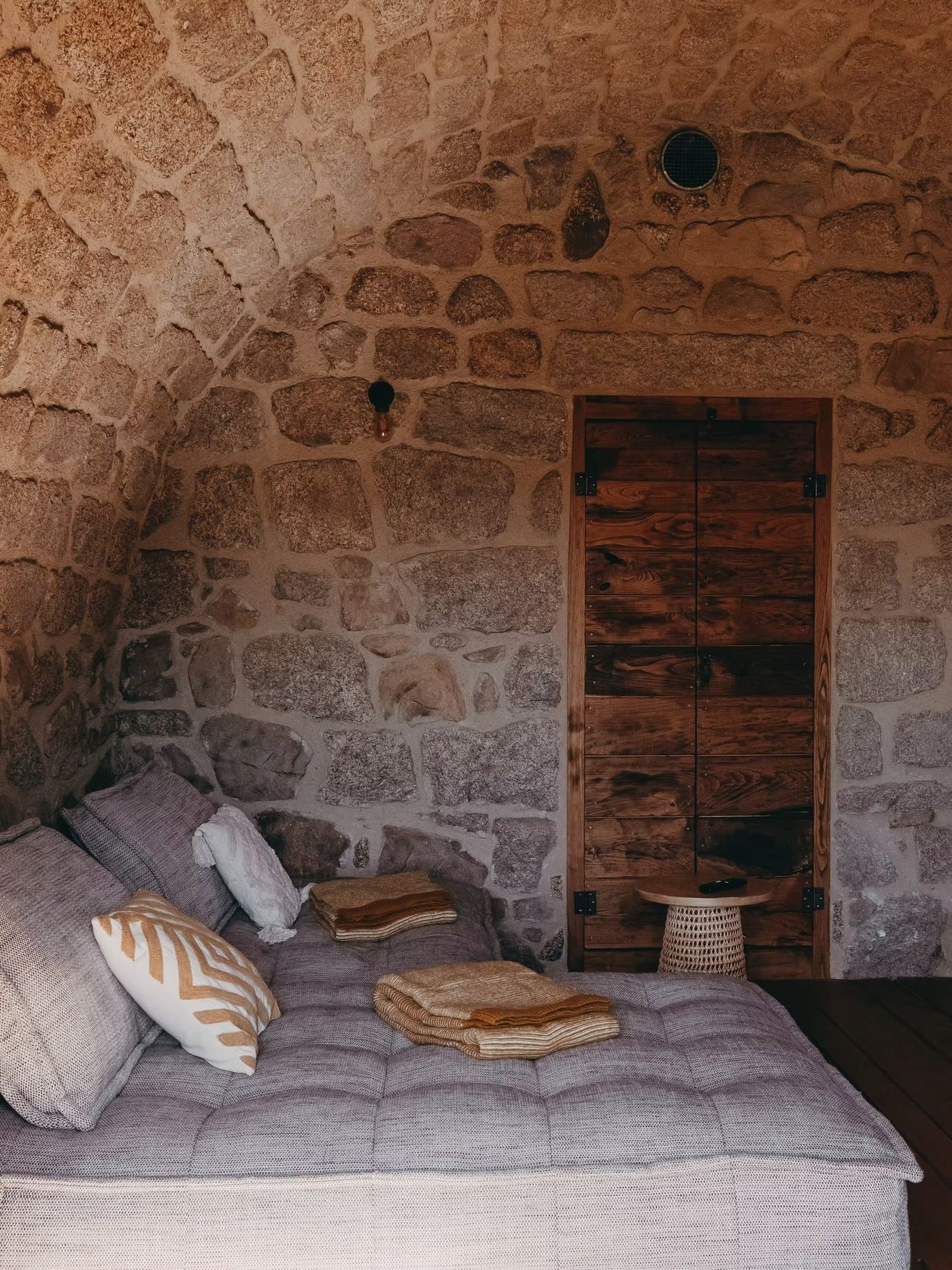 La salle voûtée d’A Sera, un matelas de lin sous la voûte de granit