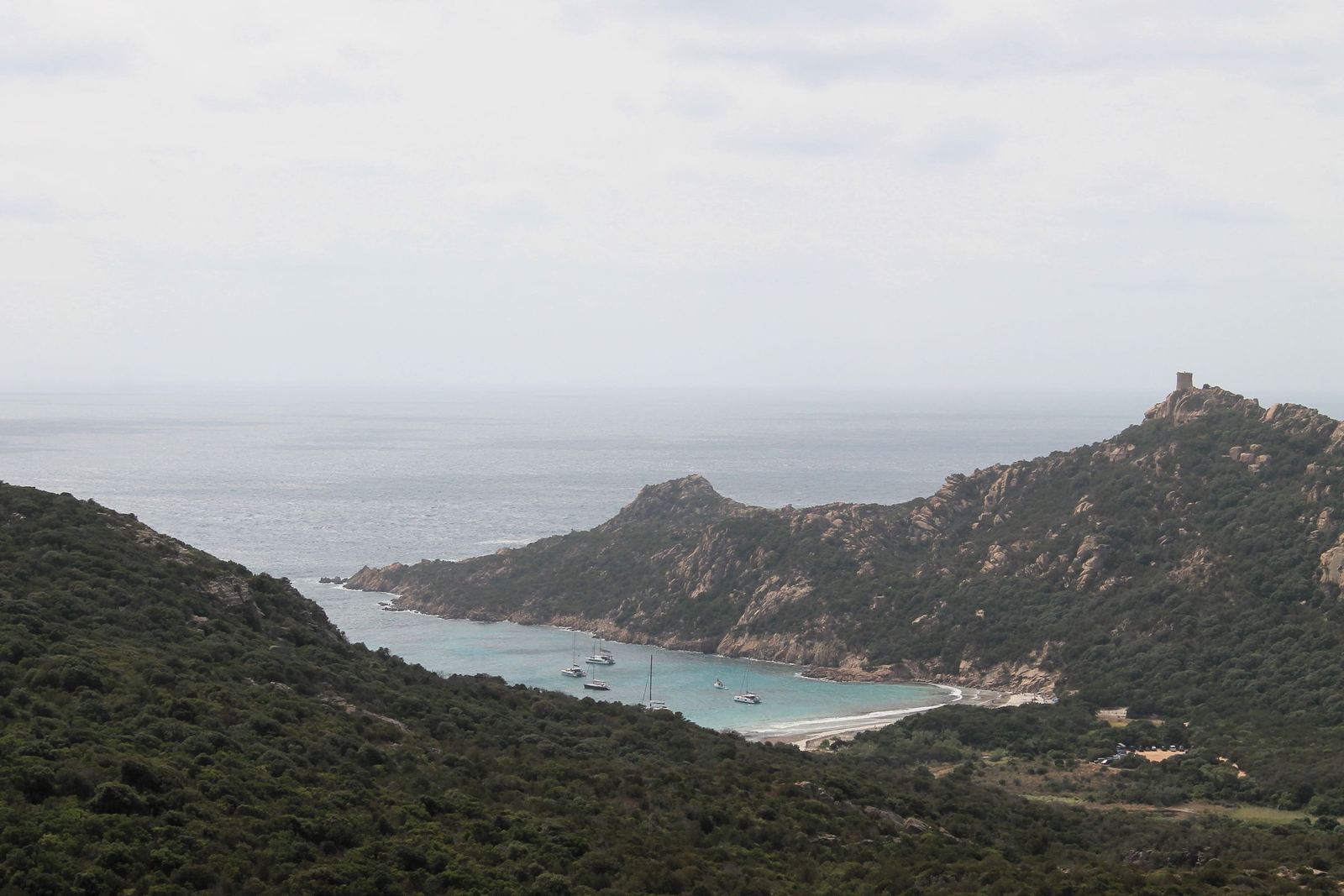La baie de Roccapina et ses collines de maquis, voiliers au mouillage