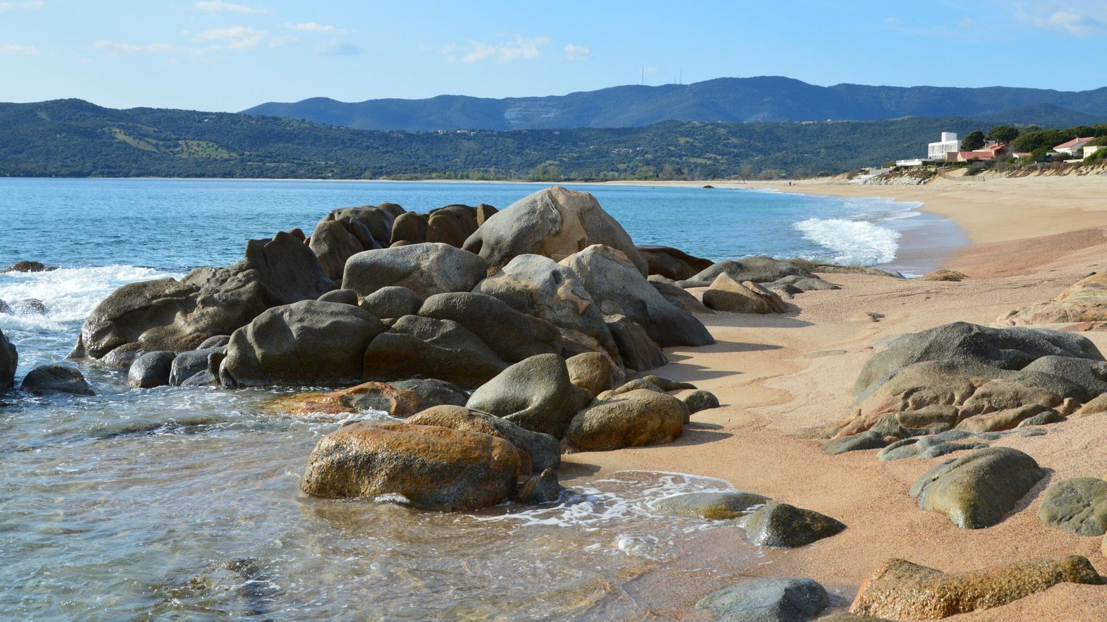 Crique de sable et de rochers de granit sur la côte d’Olmeto