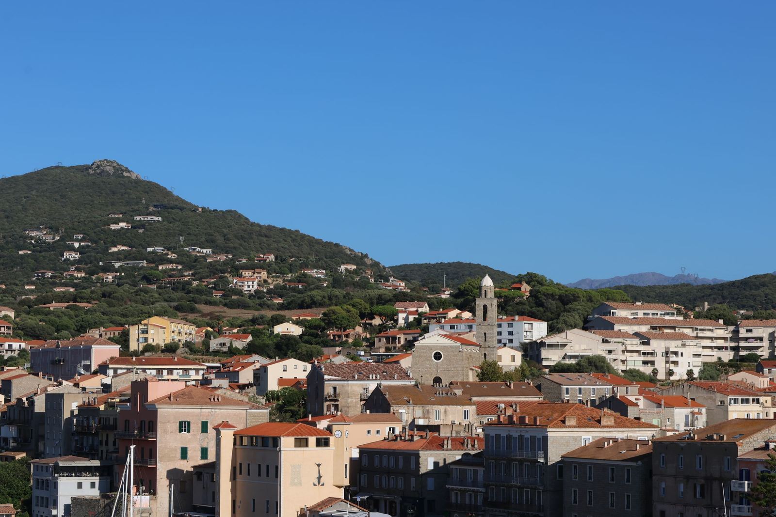 Propriano, ses maisons et son clocher au pied des collines